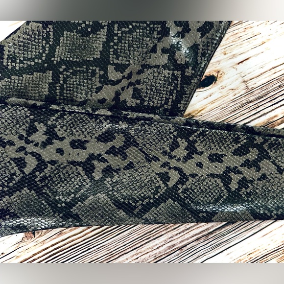 COMMANDO || Faux Leather Embossed Animal Legging in Gray Snake - SZ XS - Picture 4 of 9